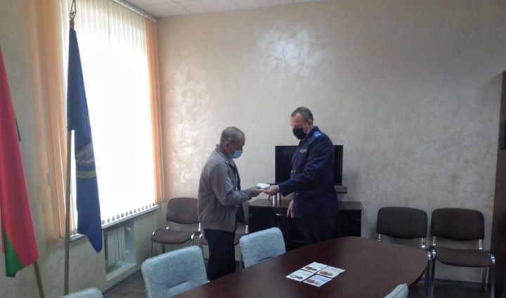 В Пинском районе следователи вернули семье ветерана похищенные медали.