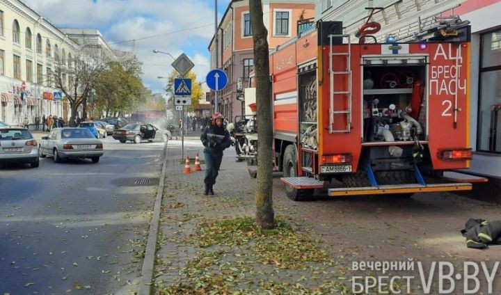 Появились фотографии автомобиля, который задымился сегодня в Бресте на перекрестке Пушкинской и Советской