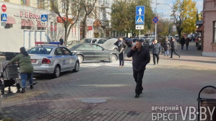 Появились фотографии автомобиля, который задымился сегодня в Бресте на перекрестке Пушкинской и Советской