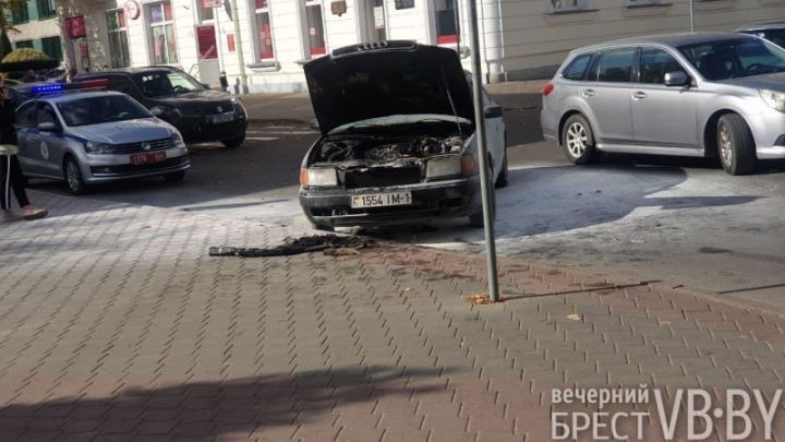 Появились фотографии автомобиля, который задымился сегодня в Бресте на перекрестке Пушкинской и Советской