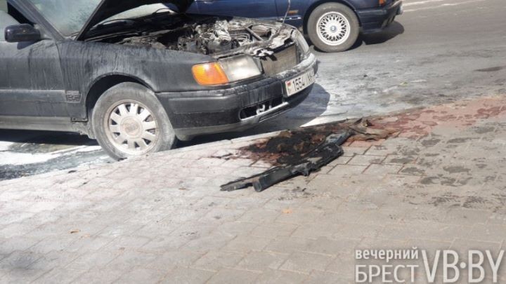 Появились фотографии автомобиля, который задымился сегодня в Бресте на перекрестке Пушкинской и Советской