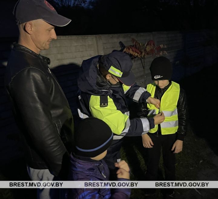 В Бресте ГАИ провела акцию-эксперимент и показала, насколько эффективны световозвращающие элементы