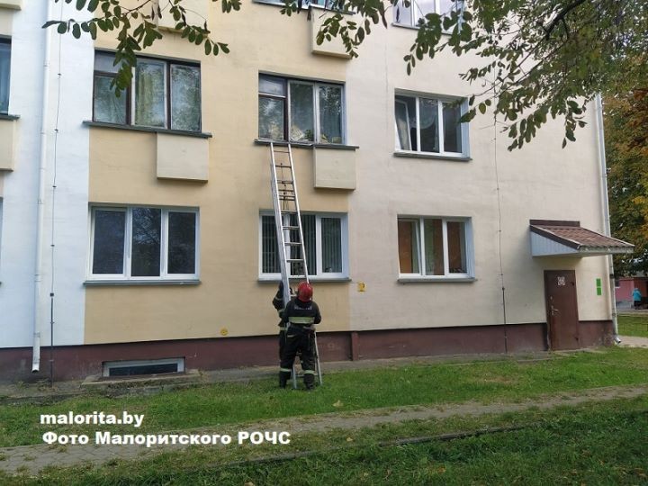 Спасатели спешат на помощь. В Малорите бабушке стало плохо дома, дверь оказалась заблокированной изнутри