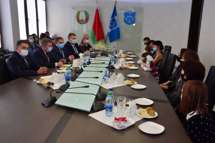 В Бресте чествовали матерей, воспитывающих пятерых детей