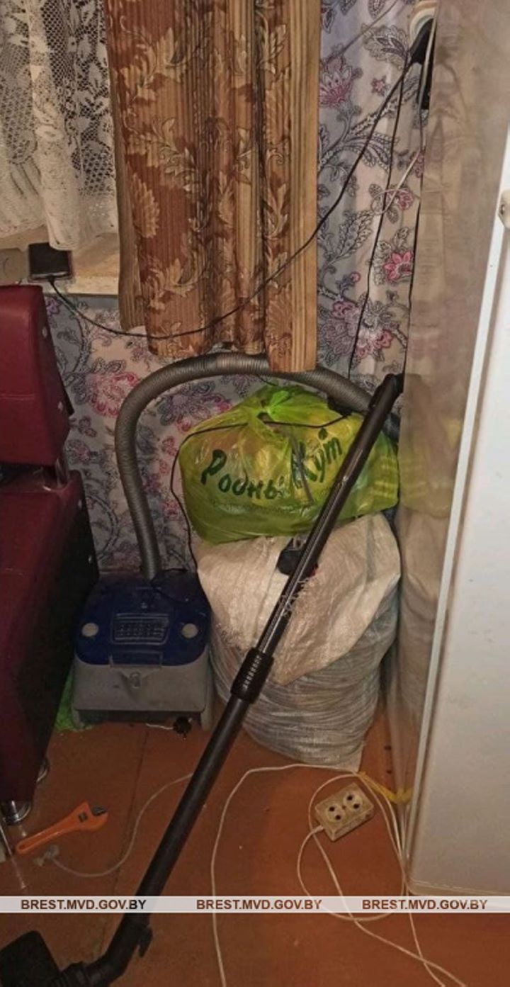 В Брестской области пьяный отец катал на мопеде 5-летнего сына, а пьяная мама присматривала за остальными