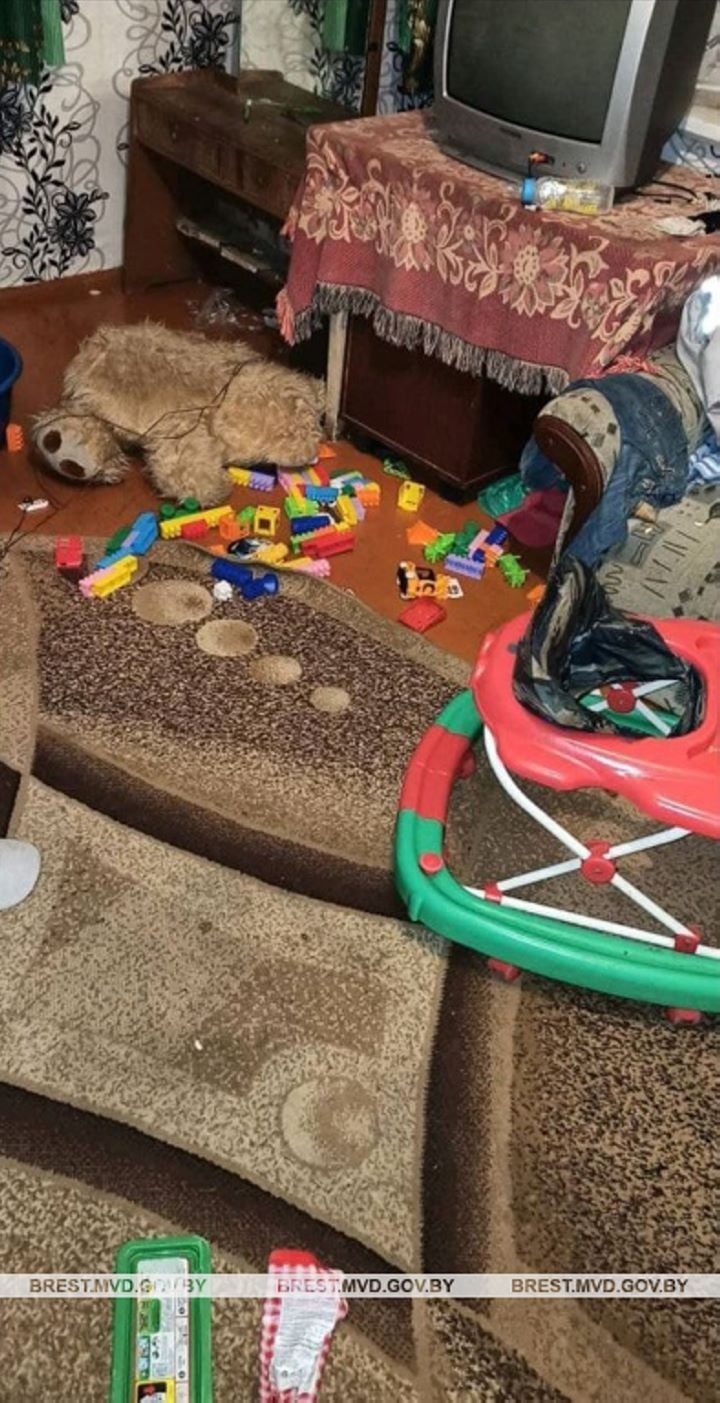 В Брестской области пьяный отец катал на мопеде 5-летнего сына, а пьяная мама присматривала за остальными