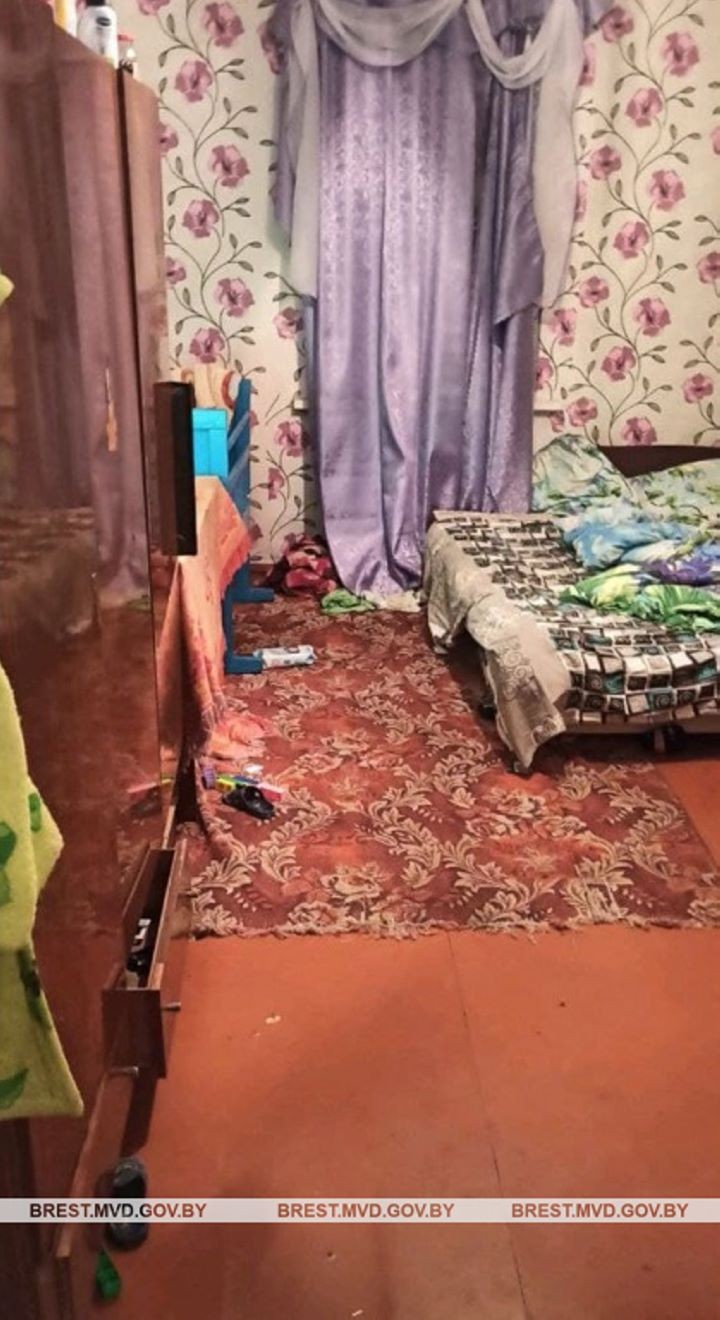 В Брестской области пьяный отец катал на мопеде 5-летнего сына, а пьяная мама присматривала за остальными