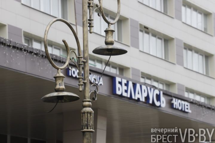 Возле гостиницы «Беларусь» устанавливают новые фонари