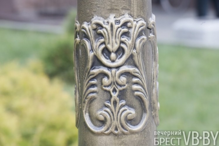 Возле гостиницы «Беларусь» устанавливают новые фонари