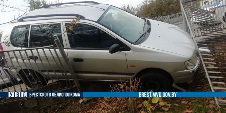 В Барановичах женщина врезалась в забор