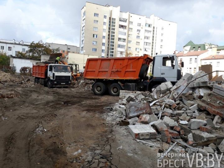 В Бресте на.Гоголя, рядом с памятником Тысячелетию Бреста, строится элитное жилье