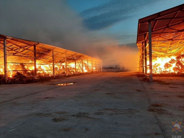 Склад соломы горел в Ивацевичском районе. Появились фотографии с места происшествия