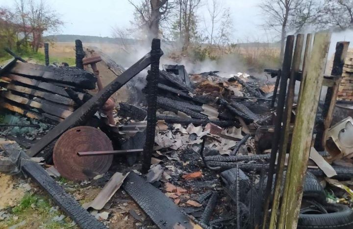 В деревне Рудавец горела хозпостройка (Каменецкий район)