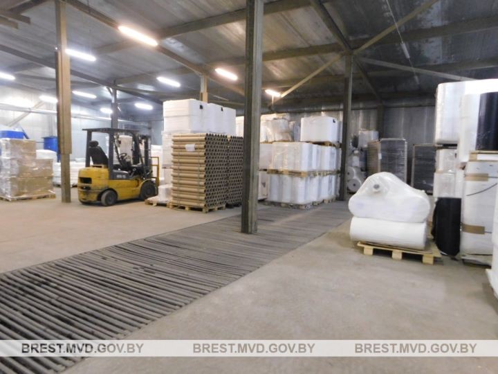 Работник вывез с предприятия упаковки с пищевой пленкой на сумму около 2 400 рублей. Случай в Брестской области