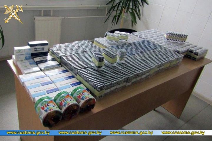 Водитель большегруза спрятал в тайнике более 4 тыс. бритвенных кассет и медикаменты