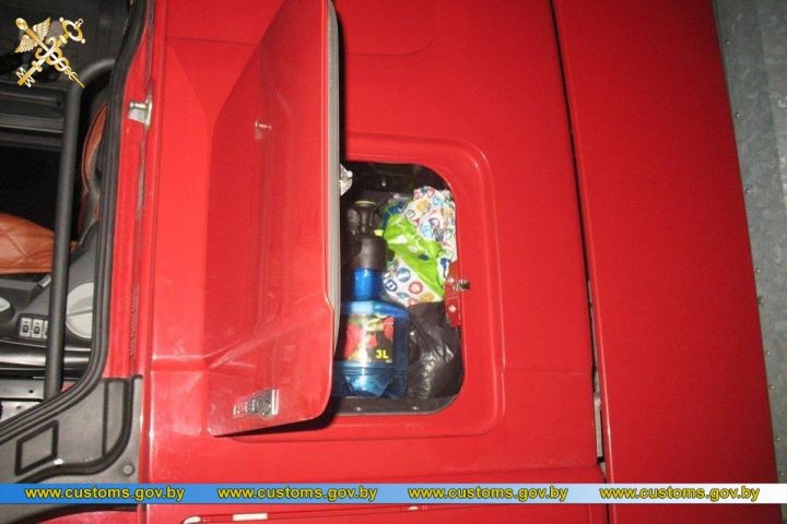 Водитель большегруза спрятал в тайнике более 4 тыс. бритвенных кассет и медикаменты