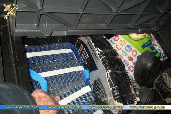 Водитель большегруза спрятал в тайнике более 4 тыс. бритвенных кассет и медикаменты