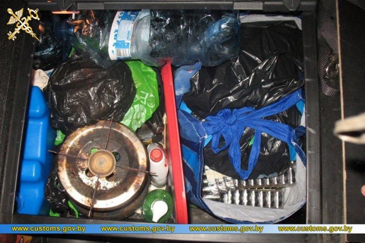 Водитель большегруза спрятал в тайнике более 4 тыс. бритвенных кассет и медикаменты