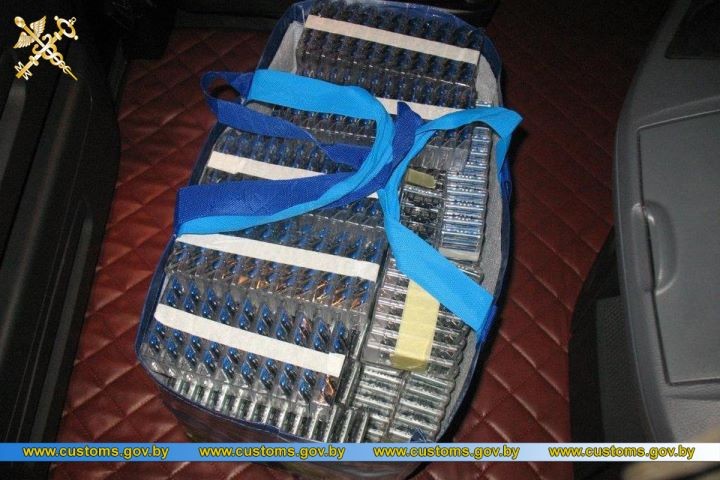 Водитель большегруза спрятал в тайнике более 4 тыс. бритвенных кассет и медикаменты