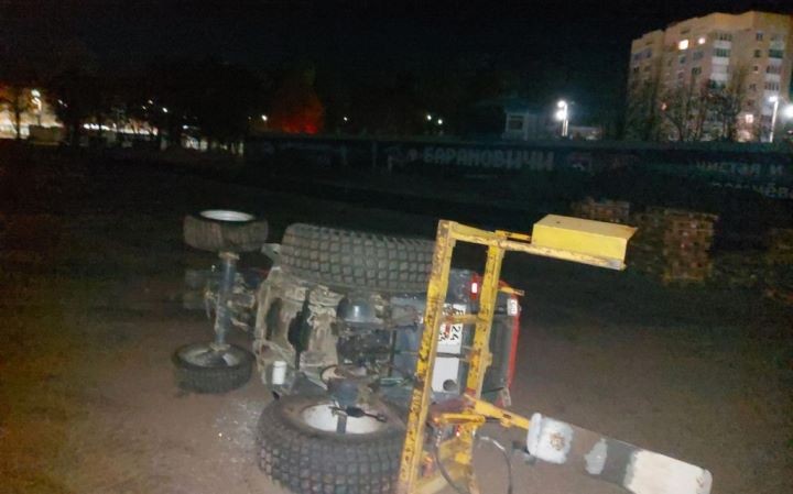 Сожгли ритуальные венки у Вечного огня, крушили городской стадион. В Барановичах подростки подозреваются в совершении сразу несколько актов вандализма за вечер