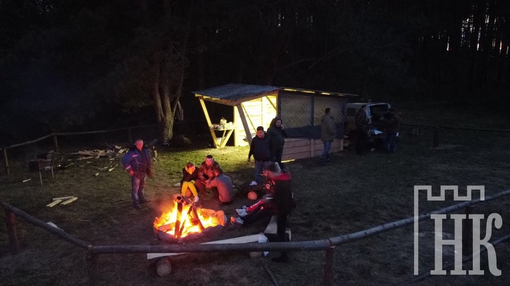 Умельцы из Каменецкого района обустроили место отдыха возле родника в Ставах для паломников 