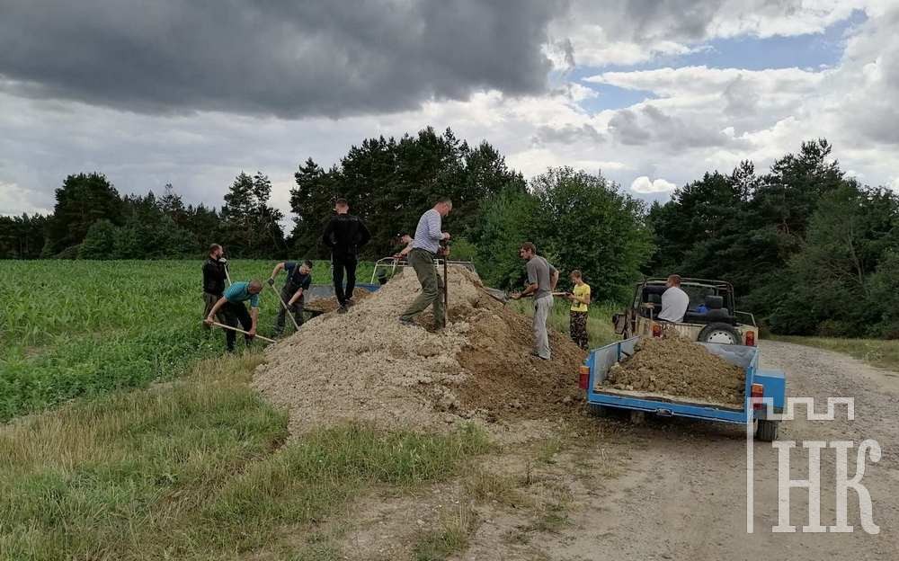Умельцы из Каменецкого района обустроили место отдыха возле родника в Ставах для паломников 