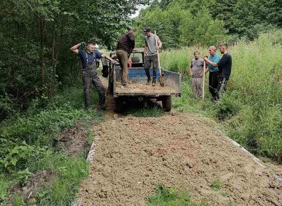 Умельцы из Каменецкого района обустроили место отдыха возле родника в Ставах для паломников 