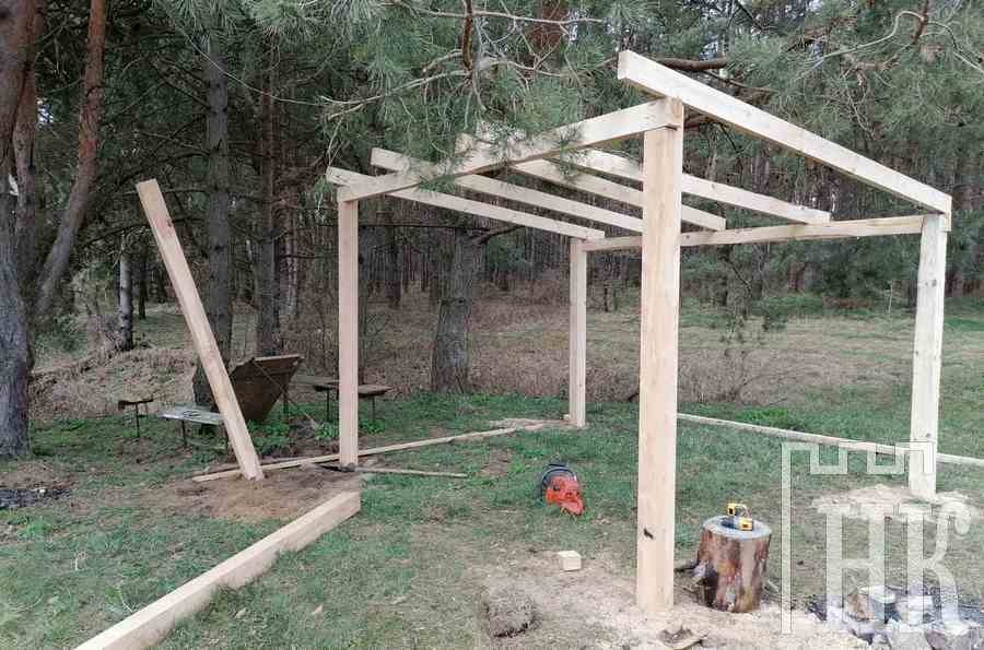 Умельцы из Каменецкого района обустроили место отдыха возле родника в Ставах для паломников 