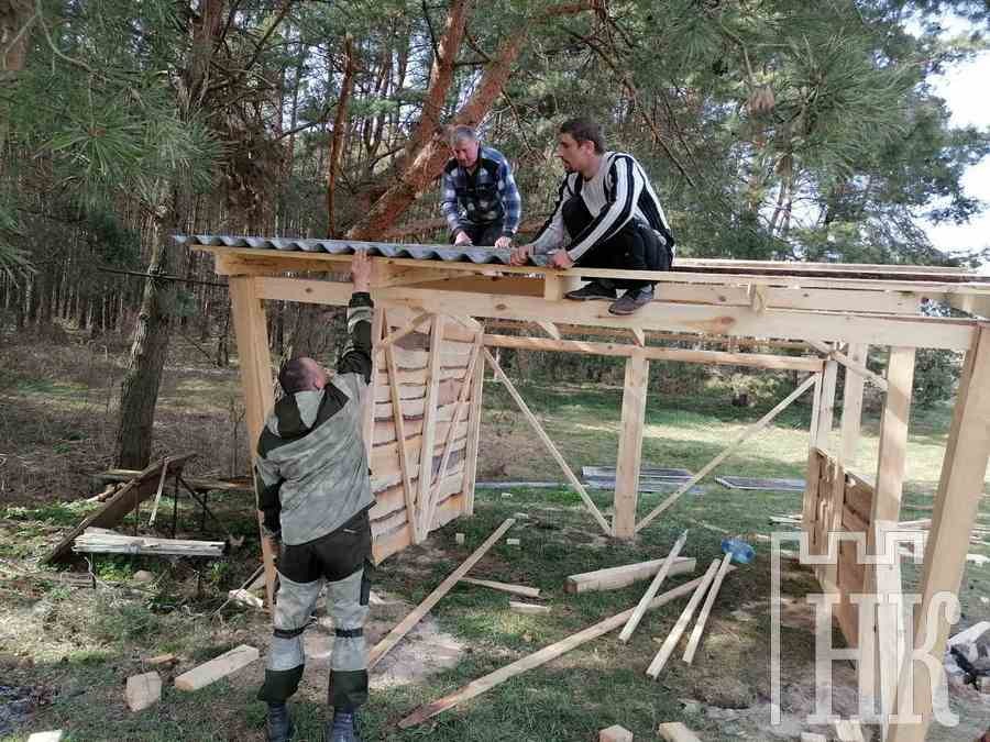 Умельцы из Каменецкого района обустроили место отдыха возле родника в Ставах для паломников 