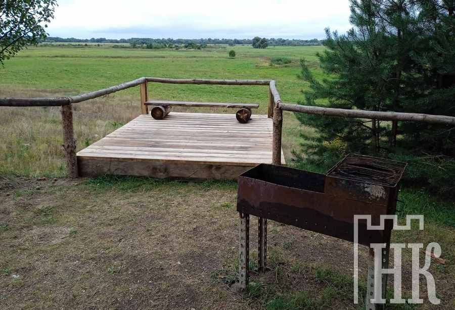 Умельцы из Каменецкого района обустроили место отдыха возле родника в Ставах для паломников 