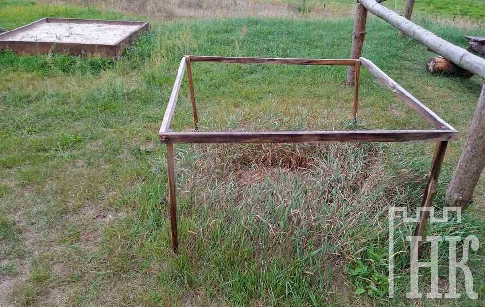 Умельцы из Каменецкого района обустроили место отдыха возле родника в Ставах для паломников 