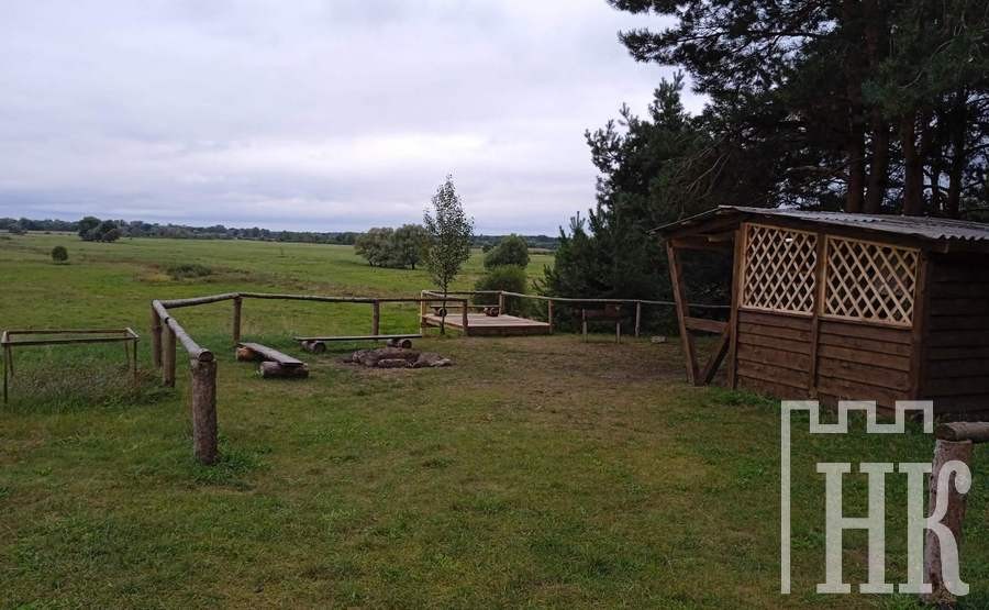 Умельцы из Каменецкого района обустроили место отдыха возле родника в Ставах для паломников 