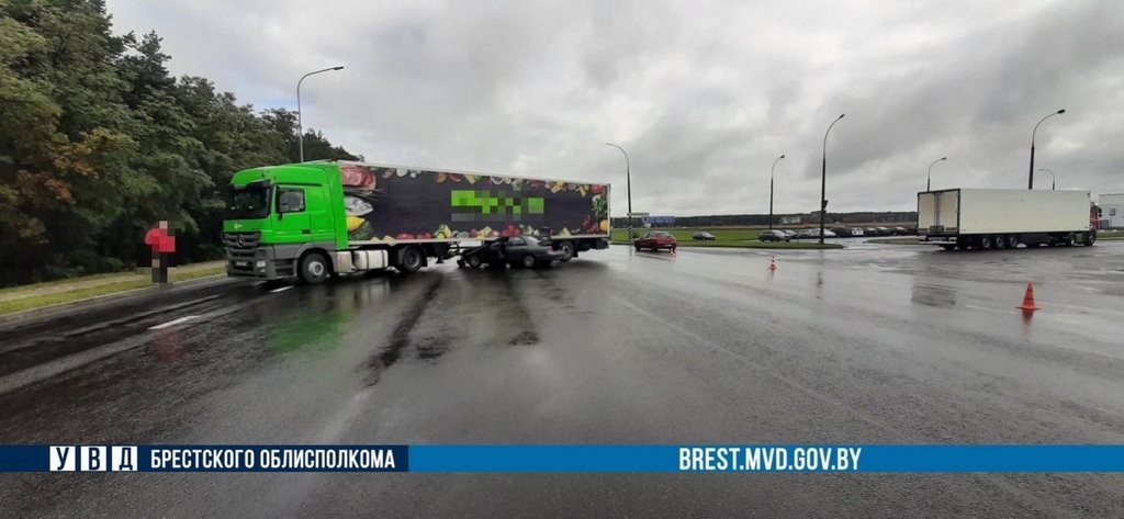 В Бресте Mazda въехала под фуру. Кто виноват?