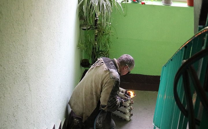 Что стало причиной появления «водопада» на стене пятиэтажки в Барановичах