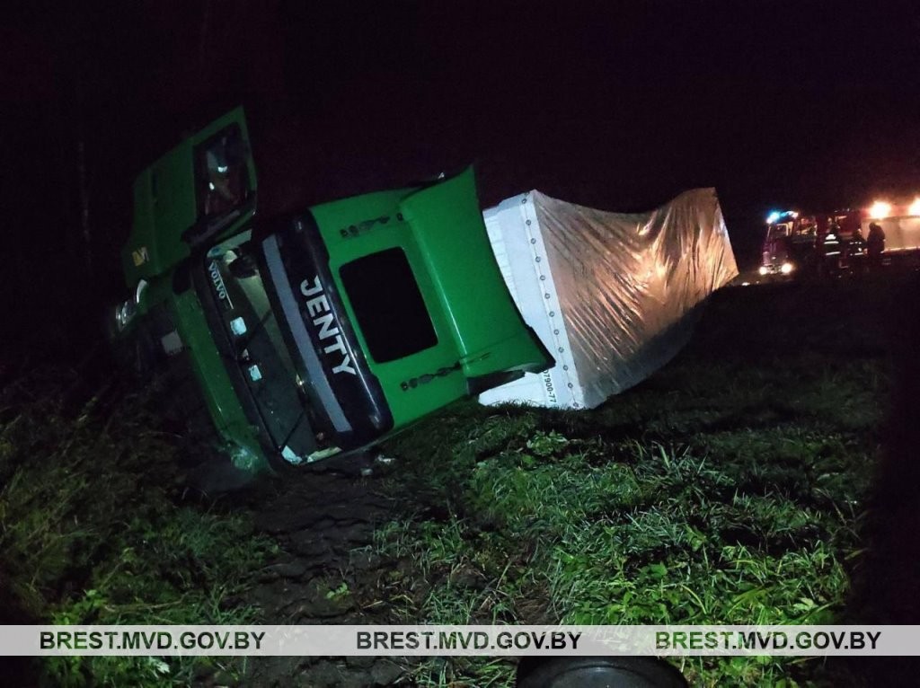 Водитель легковушки погиб при столкновении с грузовиком и микроавтобусом под Ивацевичами