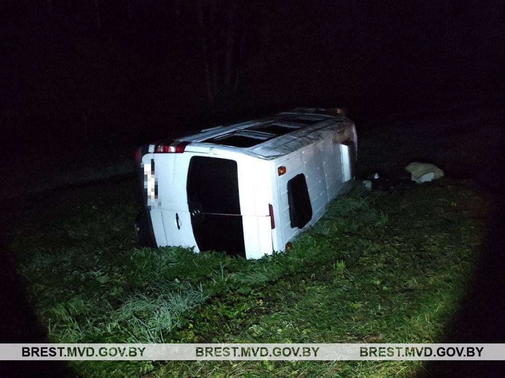 Водитель легковушки погиб при столкновении с грузовиком и микроавтобусом под Ивацевичами
