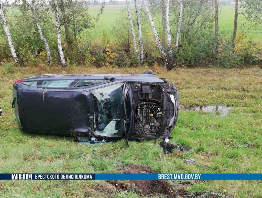 Под Кобрином перевернулся автомобиль. Как это произошло