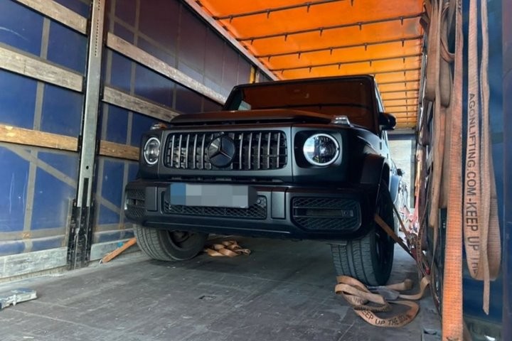 В порту литовской Клайпеды задержали грузовик под управлением белоруса, в котором перевозились два разыскиваемых немецкой полицией автомобиля класса люкс.