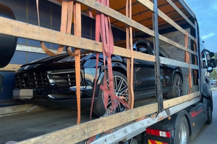 В порту литовской Клайпеды задержали грузовик под управлением белоруса, в котором перевозились два разыскиваемых немецкой полицией автомобиля класса люкс.