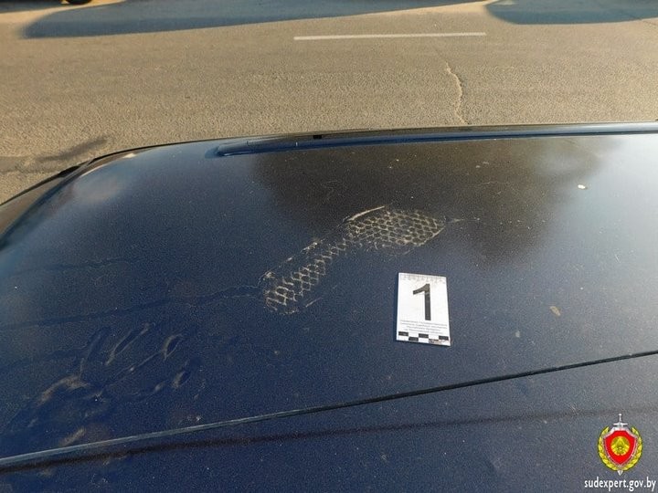 В Беларуси нетрезвый подросток решил станцевать на крыше авто. Его нашли по кедам