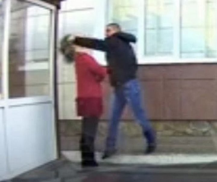 В Беларуси мужчина прямо на улице отобрал у ребенка самокат и ударил его мать