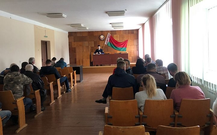 В Барановичах работники строительной организации воровали песок и гравий. Как их наказали?