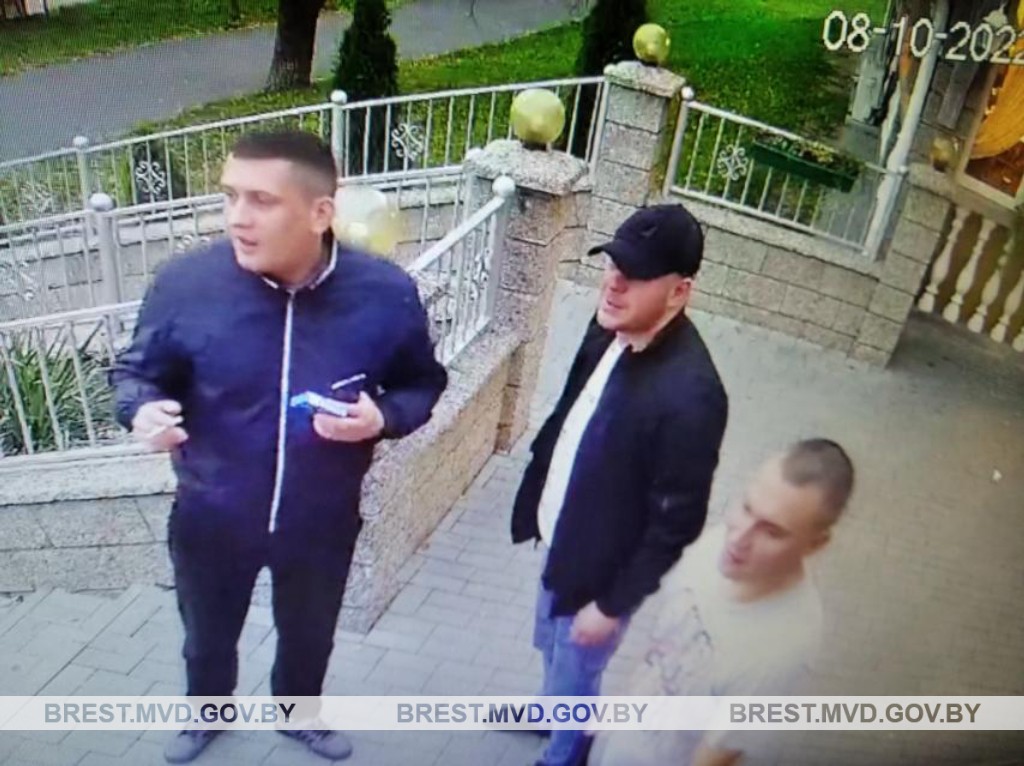 В Бресте милиция устанавливает личности мужчин