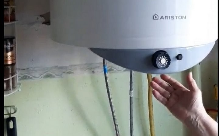 «Жить с ним можно». Жители проблемного дома в Барановичах начали устанавливать водонагревающее оборудование