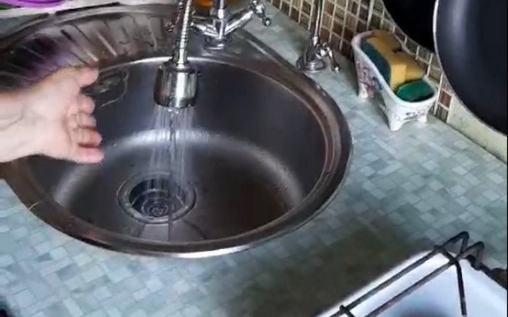 «Жить с ним можно». Жители проблемного дома в Барановичах начали устанавливать водонагревающее оборудование