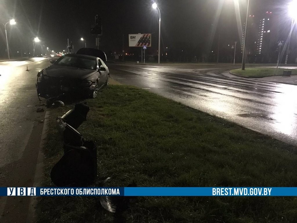 В Бресте водитель BMW снес светофор. ГАИ рассказала подробности