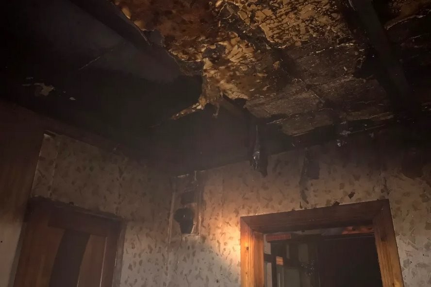 Жилой дом и гараж с автомобилем горели в Березовском районе