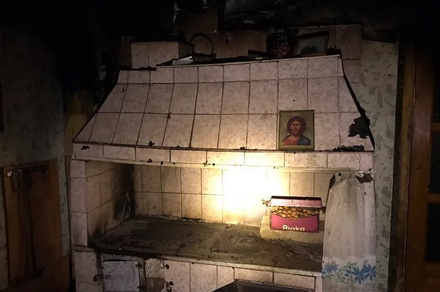 Жилой дом и гараж с автомобилем горели в Березовском районе