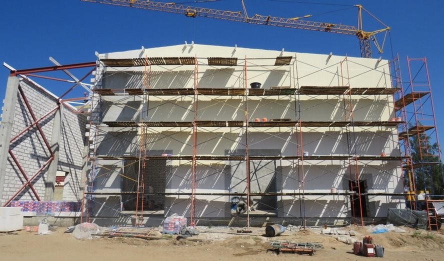 В Лиде на штукатура с высоты упала 200-литровая металлическая бочка