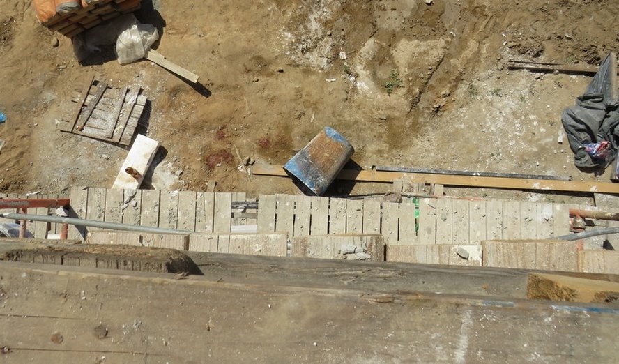 В Лиде на штукатура с высоты упала 200-литровая металлическая бочка